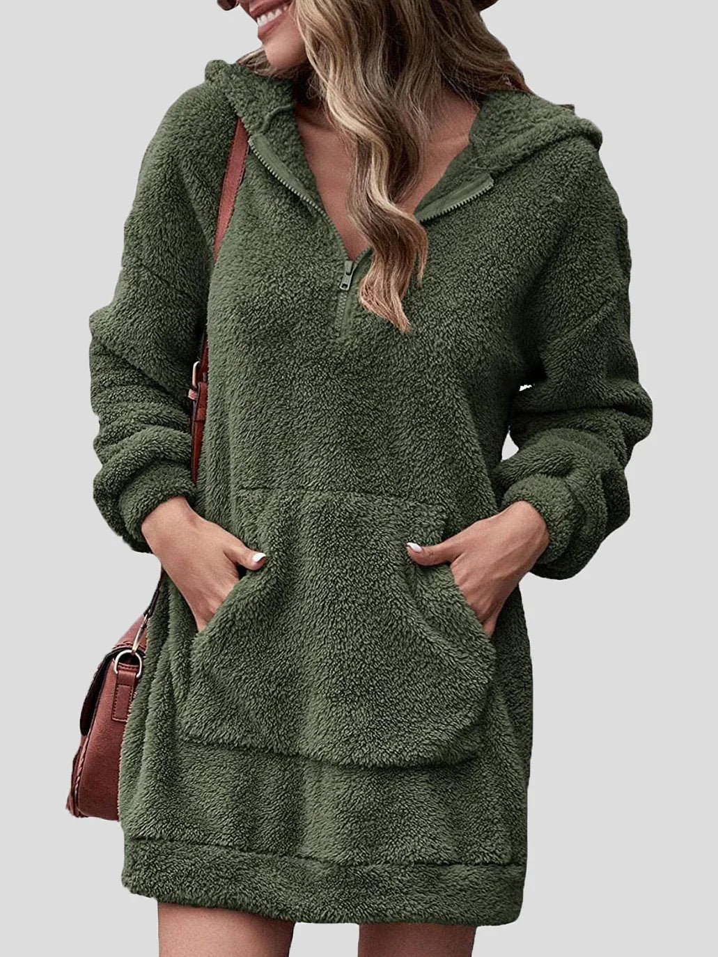 Comfortable long-sleeved hoodie with pockets and zipper