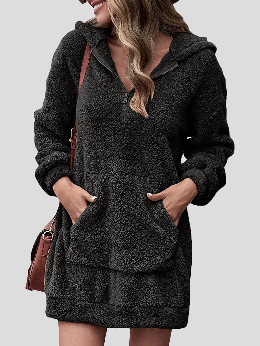 Comfortable long-sleeved hoodie with pockets and zipper