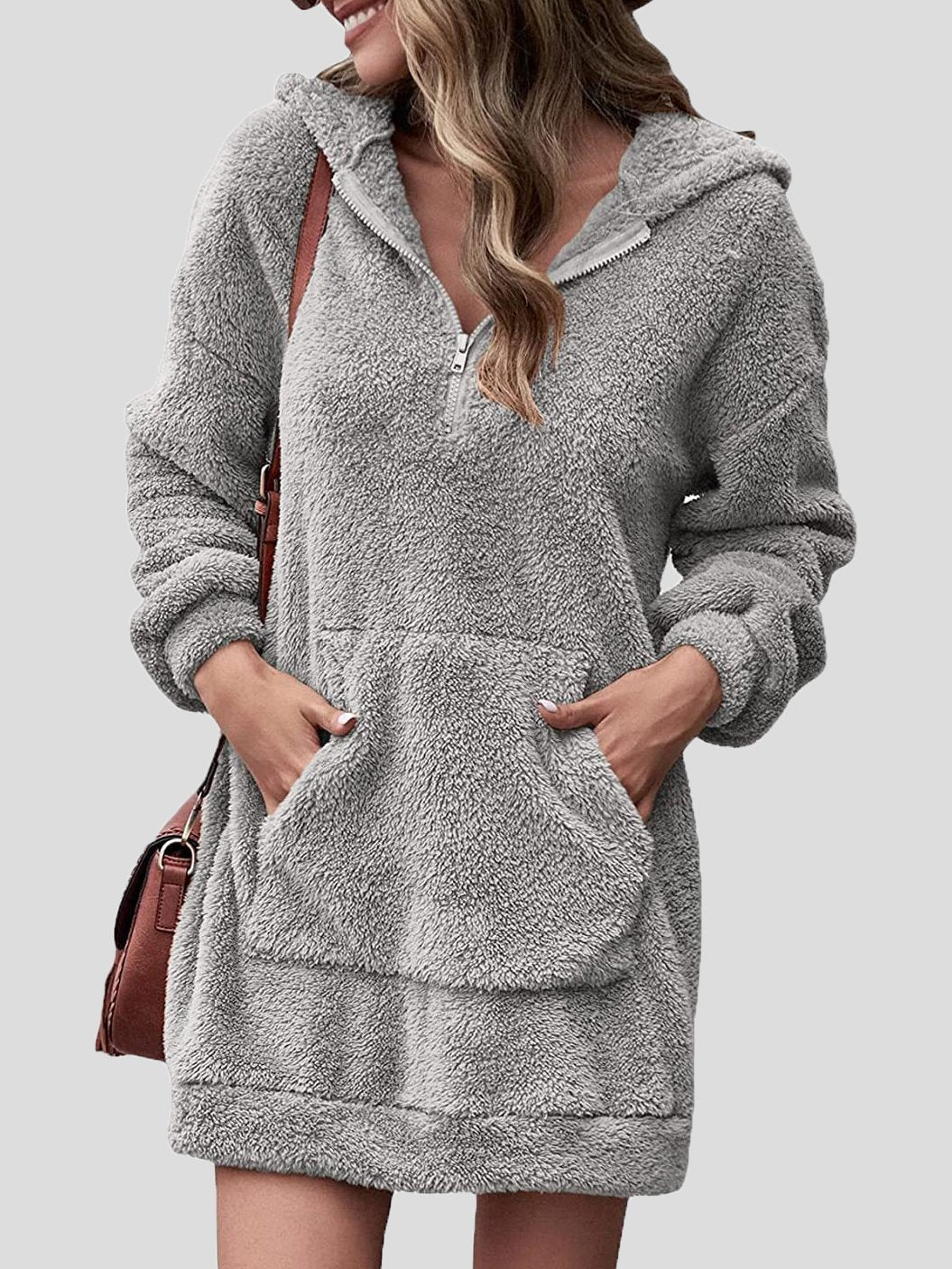 Comfortable long-sleeved hoodie with pockets and zipper