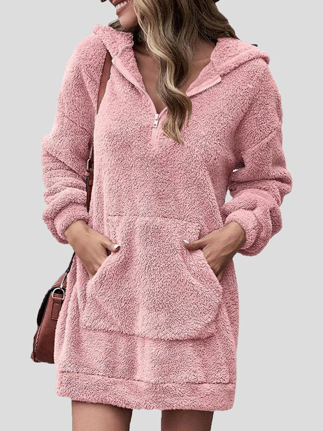 Comfortable long-sleeved hoodie with pockets and zipper