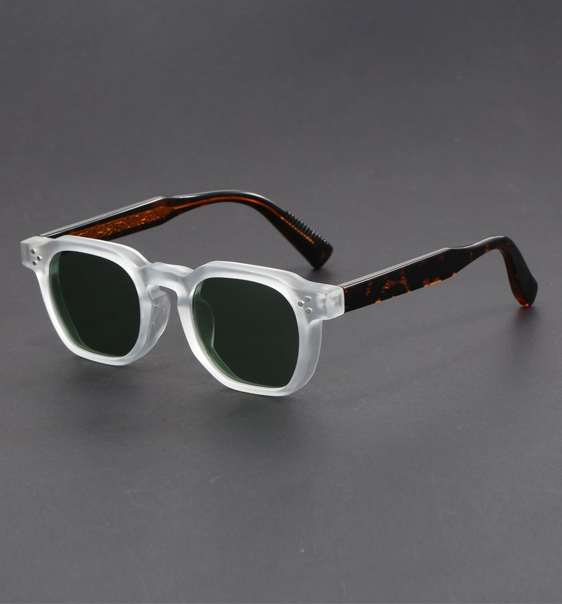 Retro sunglasses with an elegant design, ideal for a modern and timeless style.