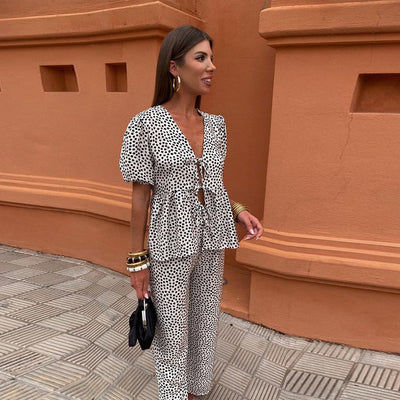 Modern two-piece set for women with a contemporary design